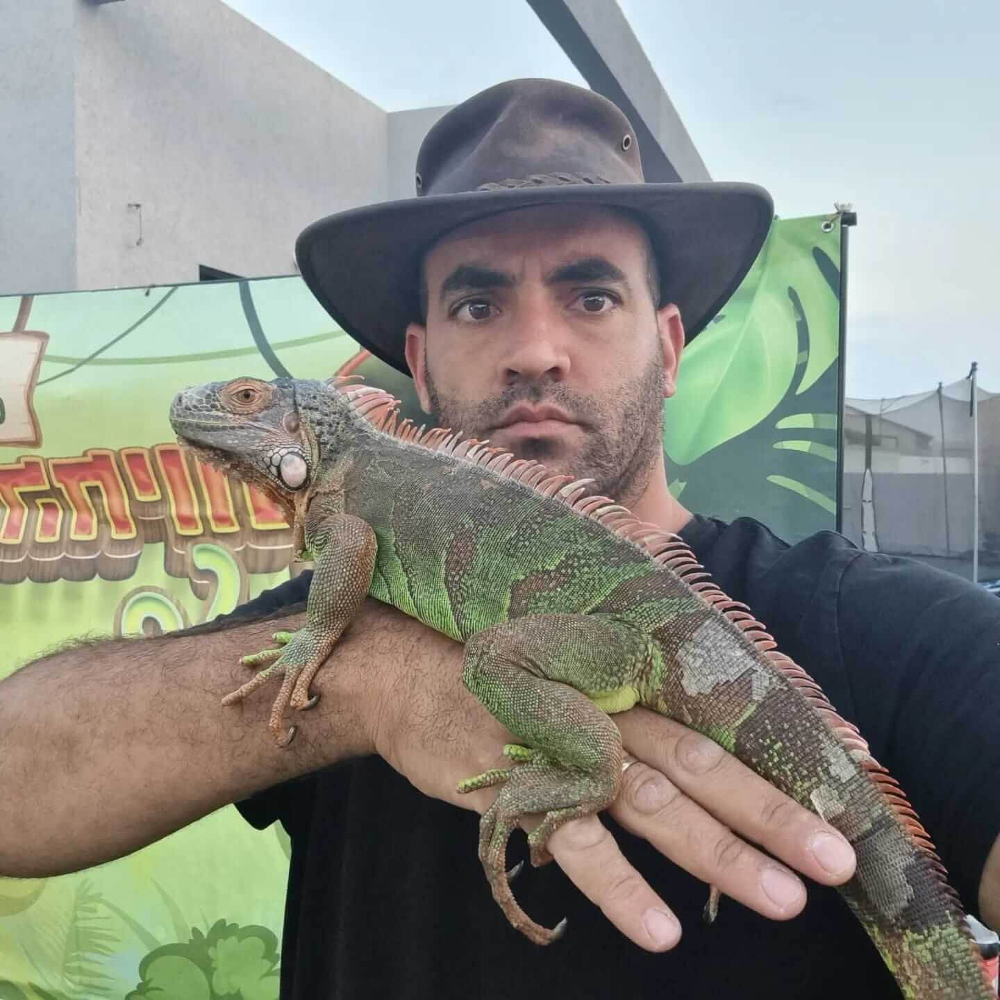 משה משרקי עם בעלי חיים אקזוטיים